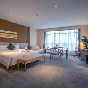 Deluxe Double Room, Non Smoking | Langsir/tirai gelap terus, Wi-fi percuma, cadar katil 