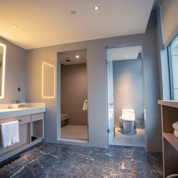 Elite Double Room, Non Smoking | Bathroom amenities | Shower, free toiletries, hair dryer, slippers - Shundi SHY Hotel Jinshan Lake Zhenjiang (Zhenjiang)
