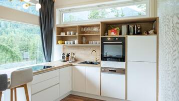 Jääkaappi, mikroaaltouuni, uuni, liesi