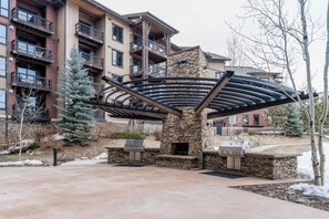 Terrace/patio - Gorgeous plush condo w/views, gondola access, shared hot tubs and outdoor pool (Steamboat Springs)