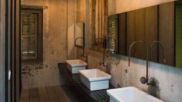 Habitación con 2 camas individuales, baño compartido | Baño | Ducha y toallas