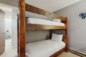 3 soverom, strykejern/-brett, internettilgang og sengetøy