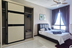 Desk, blackout drapes, iron/ironing board, free WiFi - Luminari Suite by Homez Suite (Butterworth)
