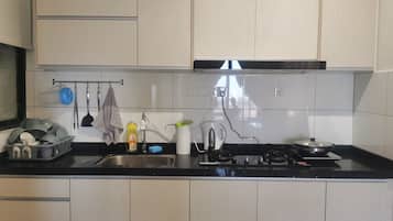 Full-sized fridge, microwave, oven, stovetop