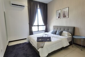 Desk, blackout drapes, iron/ironing board, free WiFi - Luminari Suite by Homez Suite (Butterworth)