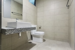 Shower, hair dryer, bidet, towels - Luminari Suite by Homez Suite (Butterworth)