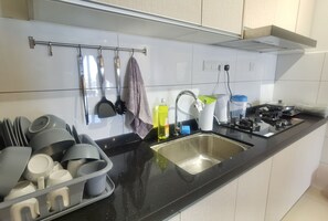 Full-size fridge, microwave, oven, stovetop - Luminari Suite by Homez Suite (Butterworth)
