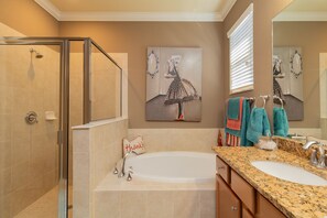 Combined shower/tub, hair dryer, towels