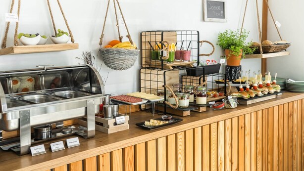 Ein reichhaltiges Buffet mit verschiedenen Speisen und einer Selbstbedienungs-Warmtheke.