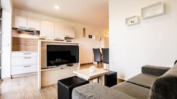 Apartment | Living area | Flat-screen TV, heated floors