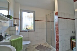 Shower, hair dryer, towels, toilet paper - Zur Alten Boddenfischerei (Saal)