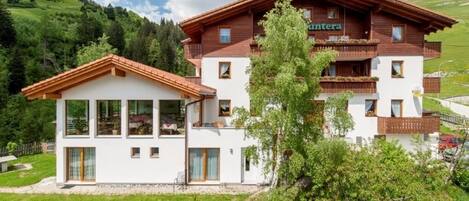 Framhlið gististaðar