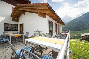 Terrace/patio - Hotel Cuntera (Medel)
