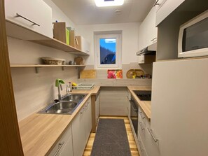 冷蔵庫、電子レンジ、オーブン、コンロ