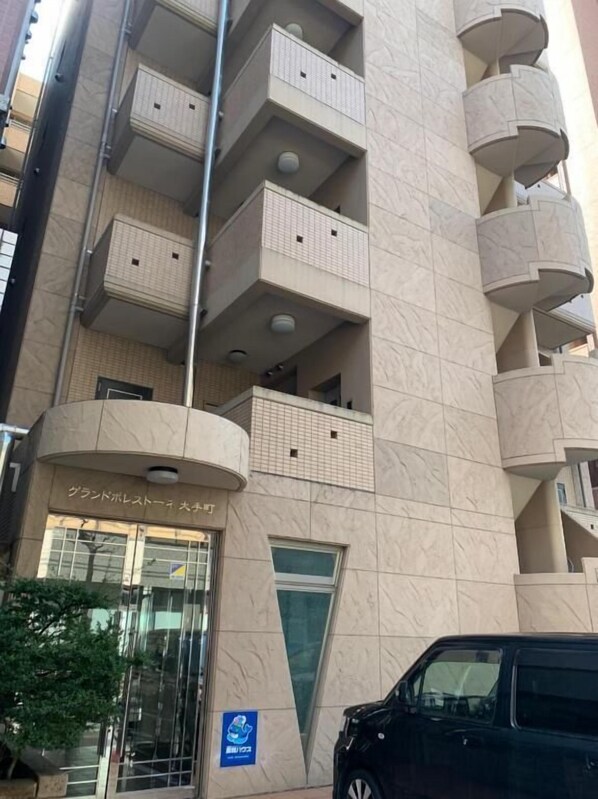 Ein modernes Gebäude mit mehreren Balkonen und einem Glas Eingang.