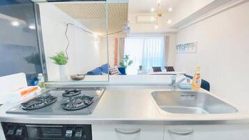 Studio with Balcony 603 | Private kitchen | Fridge, microwave, stovetop, electric kettle