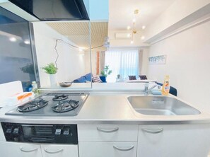 スタジオ バルコニー付 603号室 | 専用キッチン | 冷蔵庫、電子レンジ、コンロ、電気ポット