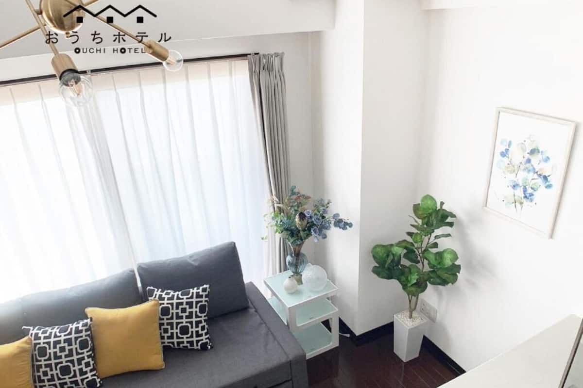 Habitación familiar, balcón (901) | Escritorio, tabla de planchar con plancha, wifi gratis y ropa de cama