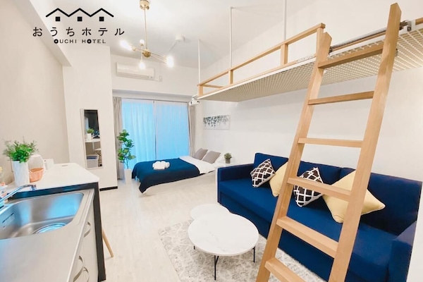 Escritorio, tabla de planchar con plancha, wifi gratis y ropa de cama