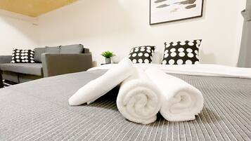 Studio with Balcony 304, Non Smoking | Desk, iron/ironing board, free WiFi, bed sheets