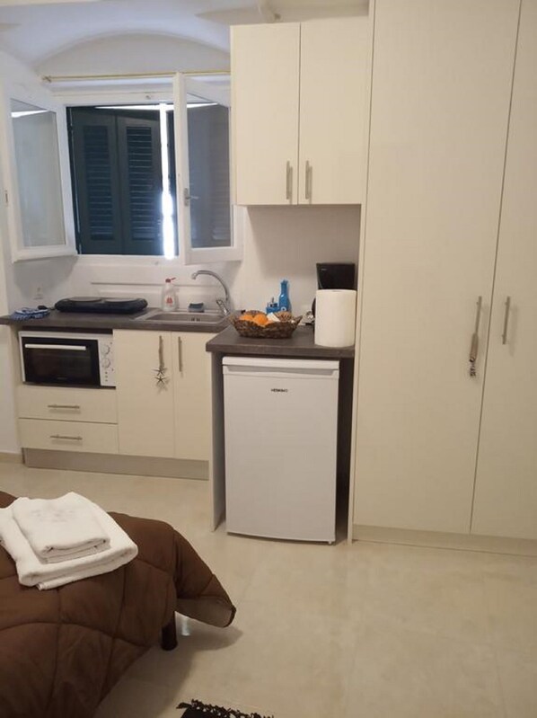 Fridge, microwave, oven, stovetop - DORA'S APARTMENTS STUDIO 2 is studio, an excellent location - city centern (Kerkira)