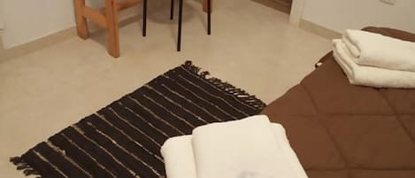 1 slaapkamer, een bureau, een strijkplank/strijkijzer, gratis wifi