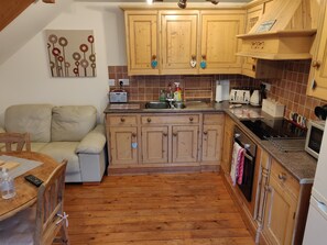 Fridge, microwave, oven, stovetop - 3 BR Ensuite Cottage  Private Garden & Parking Near St Neots (Saint Neots)