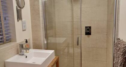 3 BR Ensuite Cottage Private Garden & Parking Near St Neots