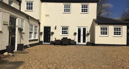 3 BR Ensuite Cottage Private Garden & Parking Near St Neots