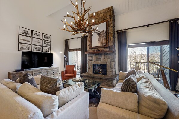 Fernseher, Kamin, DVD-Player, Stereoanlage