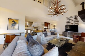 Fernseher, Kamin, DVD-Player, Stereoanlage