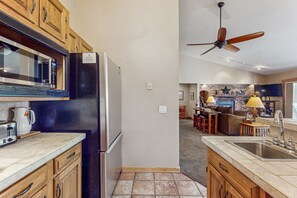 冷蔵庫、電子レンジ、オーブン、コンロ