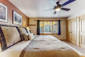 2 室のベッドルーム、アイロン / アイロン台、インターネット、ベッドシーツ