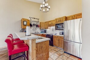 Køleskab, mikrobølgeovn, ovn, kogeplade