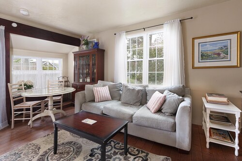 Walk To Beaches, Main Street, and Harbor. 1BR Cottage. Quiet Area. Captain Gosnold Village 16B