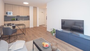 A modern apartment with a kitchen, dining area, and living room. - FRITZTOWER - Apartment (Mitte)