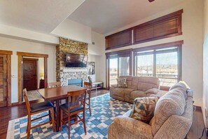 Televisión, chimenea y futbolito 