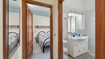 2 bedrooms, iron/ironing board, free WiFi, bed sheets