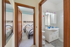 2 bedrooms, iron/ironing board, free WiFi, bed sheets - Charming Holiday Apartment “Casa Elisabeth” with Mountain View (Villasimius)