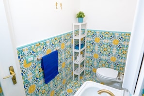 Doccia, asciugacapelli, bidet, asciugamani