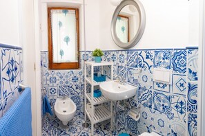 Een douche, een haardroger, een bidet, handdoeken