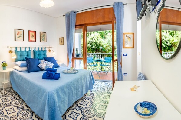 2 habitaciones, escritorio, tabla de planchar con plancha y wifi