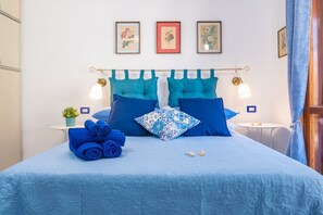2 habitaciones, escritorio, tabla de planchar con plancha y wifi