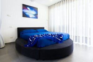3 chambres, coffres-forts dans les chambres, bureau