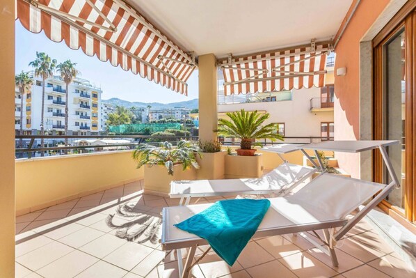 Property grounds - Modern spacious apartment with terrace, balconies, solarium & gym (Sorrento)
