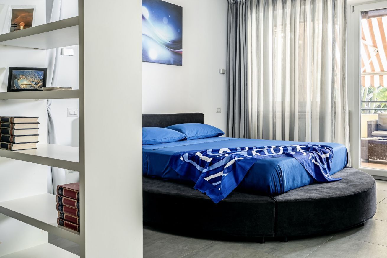 5 camere, una cassaforte in camera, una scrivania, ferro/asse da stiro