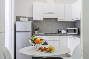 Private kitchen - Modern spacious apartment with terrace, balconies, solarium & gym (Sorrento)