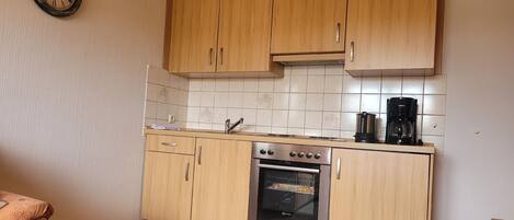 Réfrigérateur, four, plaque de cuisson, cafetière/bouilloire