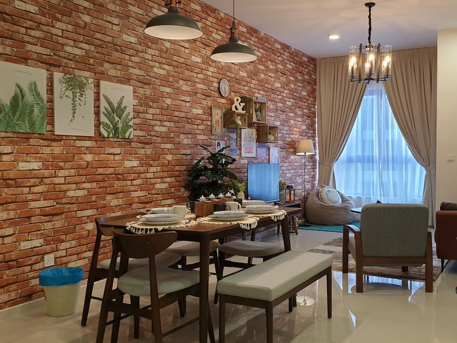 Audrey 2BR Apartment - Essential Travelers Only | Coin séjour | Télévision LED