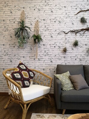 Tropical 2BR Apartment - Essential Travelers Only | Sala de estar | TV LED